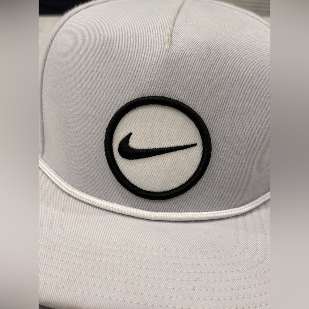 Nike Pro Structured Di-Fit SnapBack hat, Photon Dust/White, very good pre owned